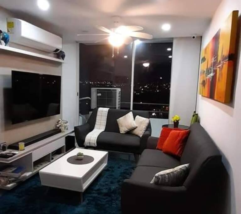 - un salon avec un canapé et une télévision dans l'établissement Apartamento en Villavicencio, à Villavicencio
