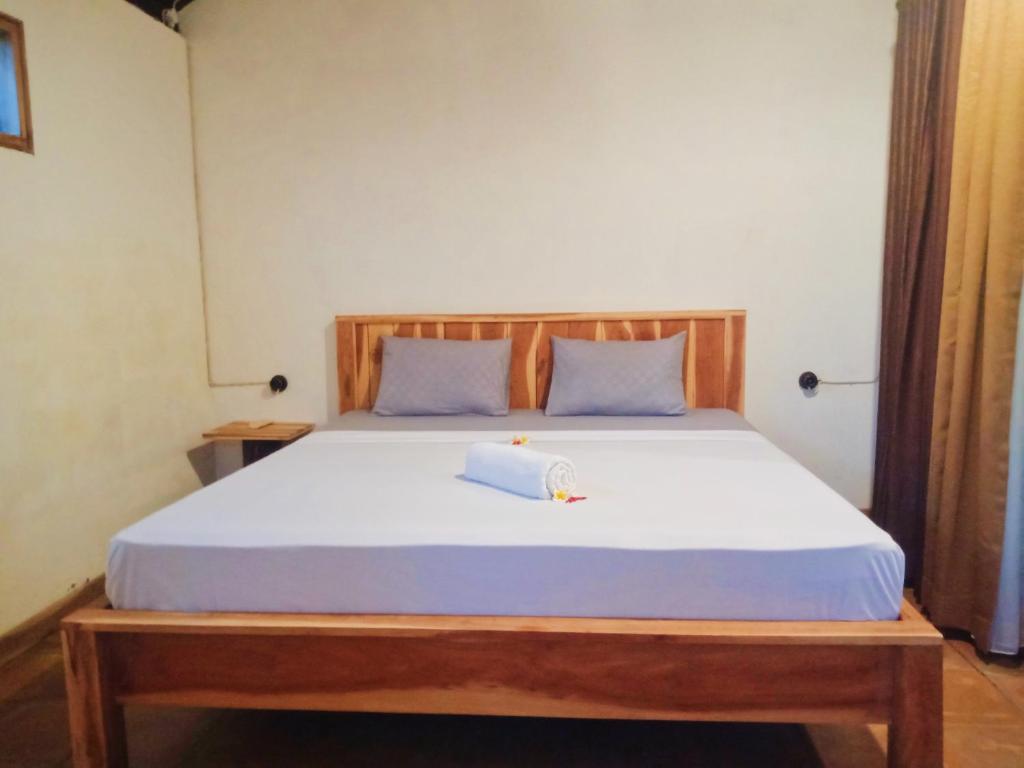 Kamar penginapan di Umah Kayu 1-Menjangan Homestay Bali.