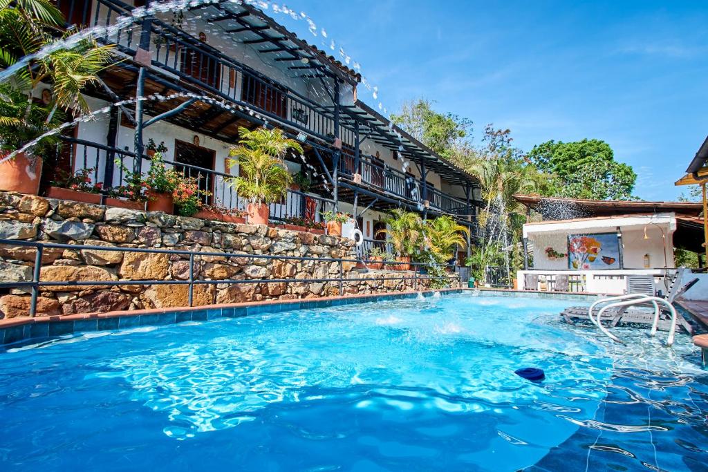 einem großen Pool vor einem Gebäude in der Unterkunft Hotel Terrazas de la Candelaria in San Gil