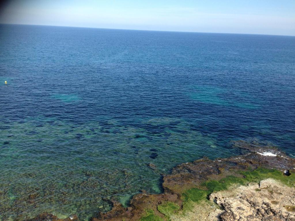 an overhead view of the ocean with rocks and reefs at Apartamento Maestro Parada in Torrevieja