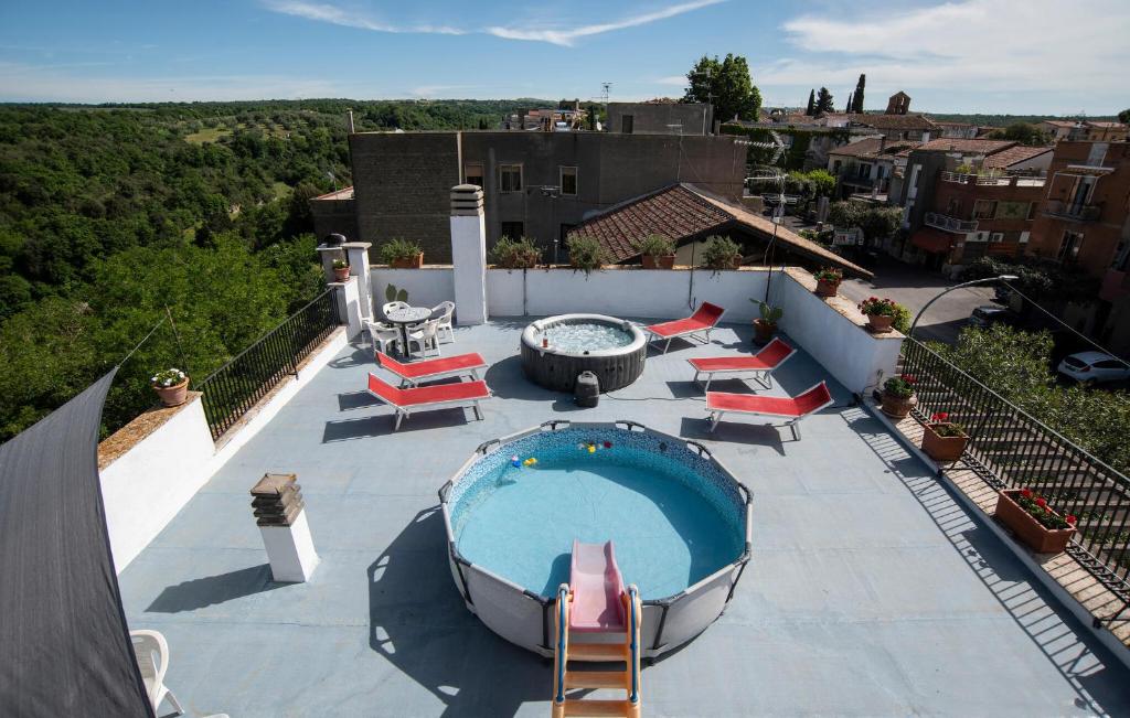 Vista de la piscina de Villa Carlotta o d'una piscina que hi ha a prop