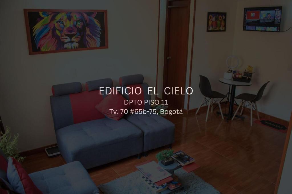 un salon avec un canapé et une peinture de lion dans l'établissement Acogedor Apartamento en zona residencial con vista a la ciudad Wi-Fi 350 Mbps, à Bogotá