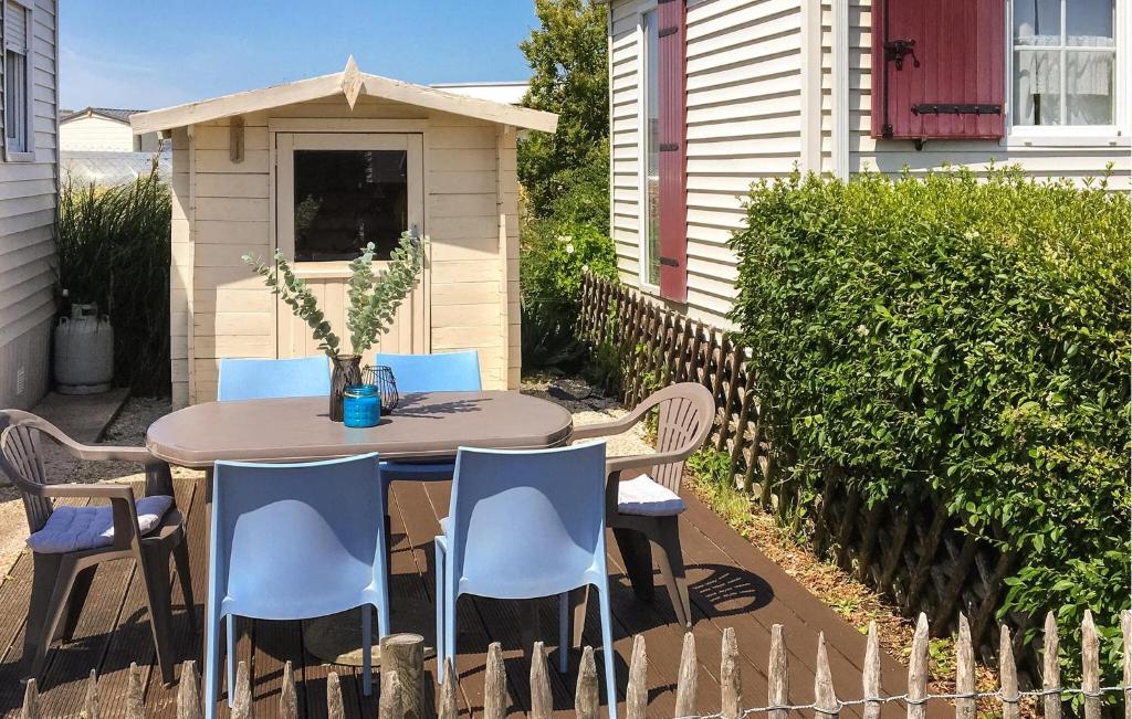 a table and chairs in a backyard with a shed at Awesome Home In Bredene With Kitchen in Bredene