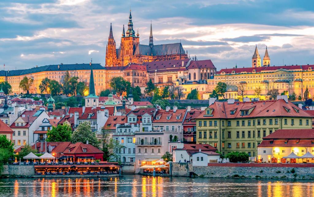 vistas a una ciudad con río y edificios en Your Prague Home en Praga