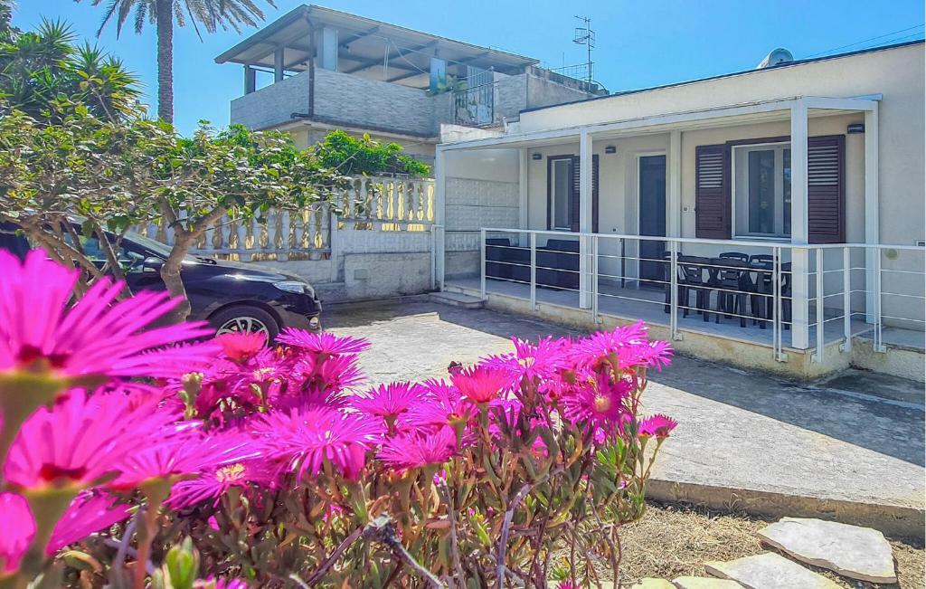 ein Haus mit rosa Blumen davor in der Unterkunft Clizia in Menfi