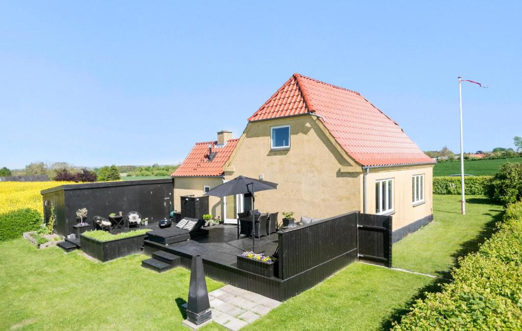 una casa con cortile con tavolo e griglia di Nice Home In Korsr With Kitchen a Korsør