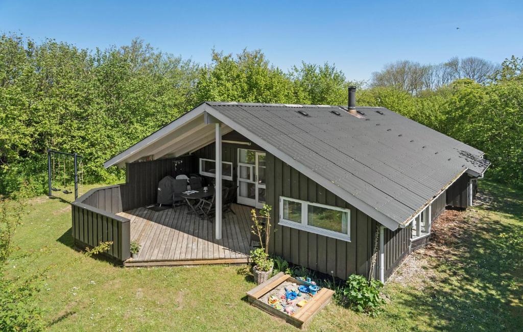 Cabaña verde con terraza en el césped en Amazing Home In Sydals With Wifi en Sønderby