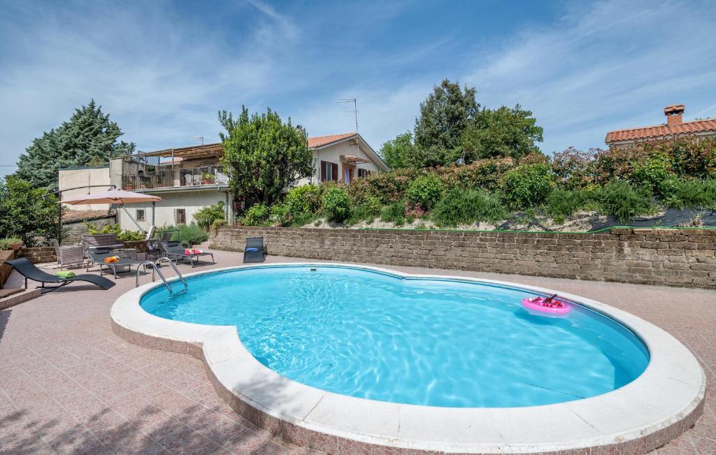 una gran piscina en un patio con una casa en Lovely Home In Montasola With Wi-fi, en Montasola