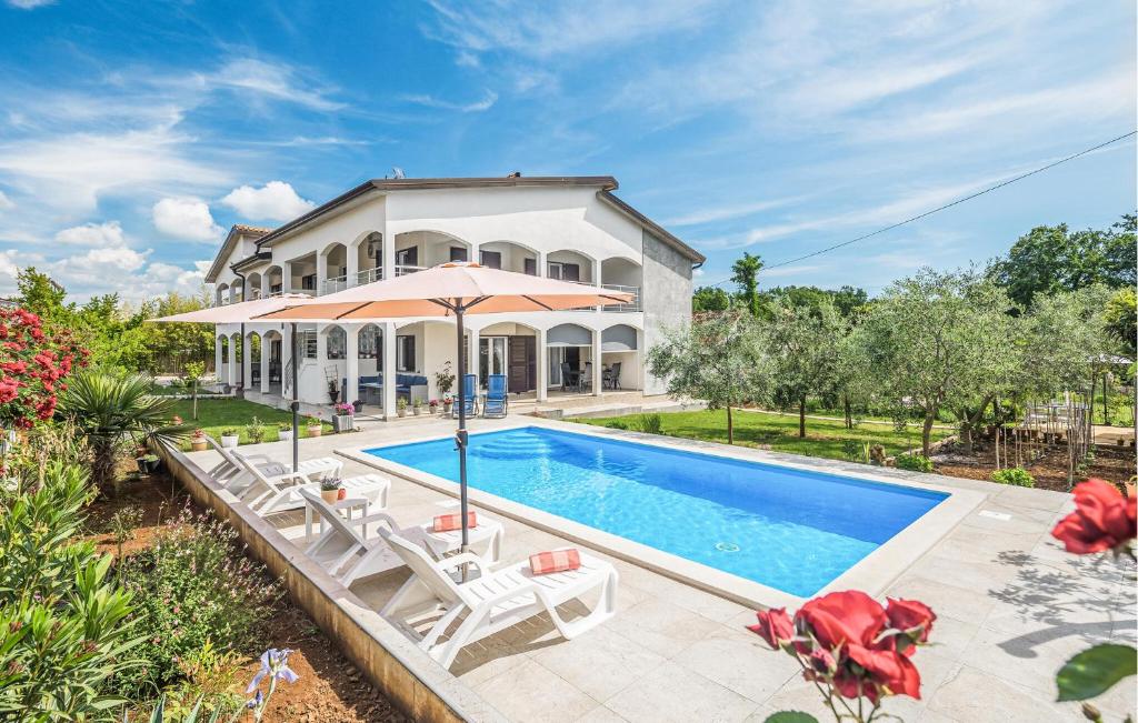 Kolam renang di atau dekat dengan 2 Bedroom Lovely Apartment In Nova Vas