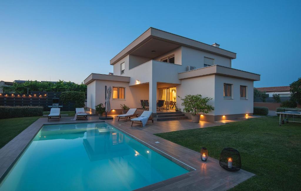 a house with a swimming pool in the yard at Villa Moraceae in Pula