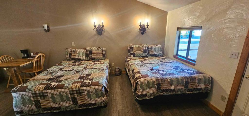 Postel nebo postele na pokoji v ubytování Nine Pines Motel