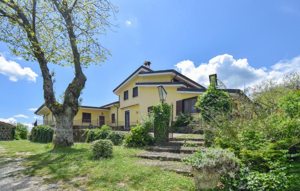 een geel huis met een boom in de tuin bij Lovely Apartment In Roccamonfina With Kitchen in Roccamonfina