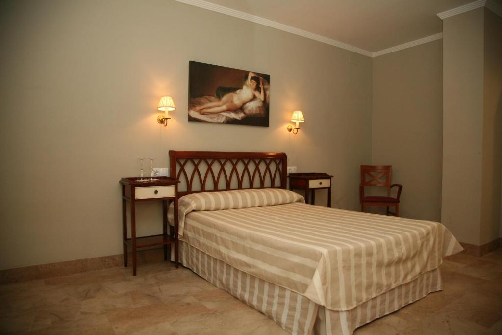 Łóżko lub łóżka w pokoju w obiekcie Hotel Torre del Oro
