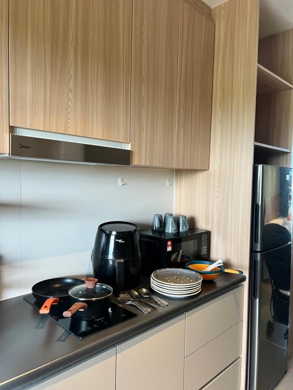 Kuchyň nebo kuchyňský kout v ubytování SS Staycation @Roxy Sematan Beach Apt