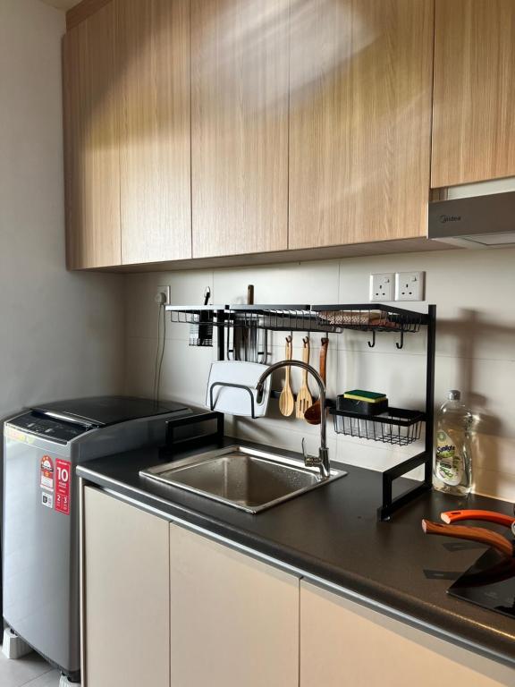Kuchyň nebo kuchyňský kout v ubytování SS Staycation @Roxy Sematan Beach Apt