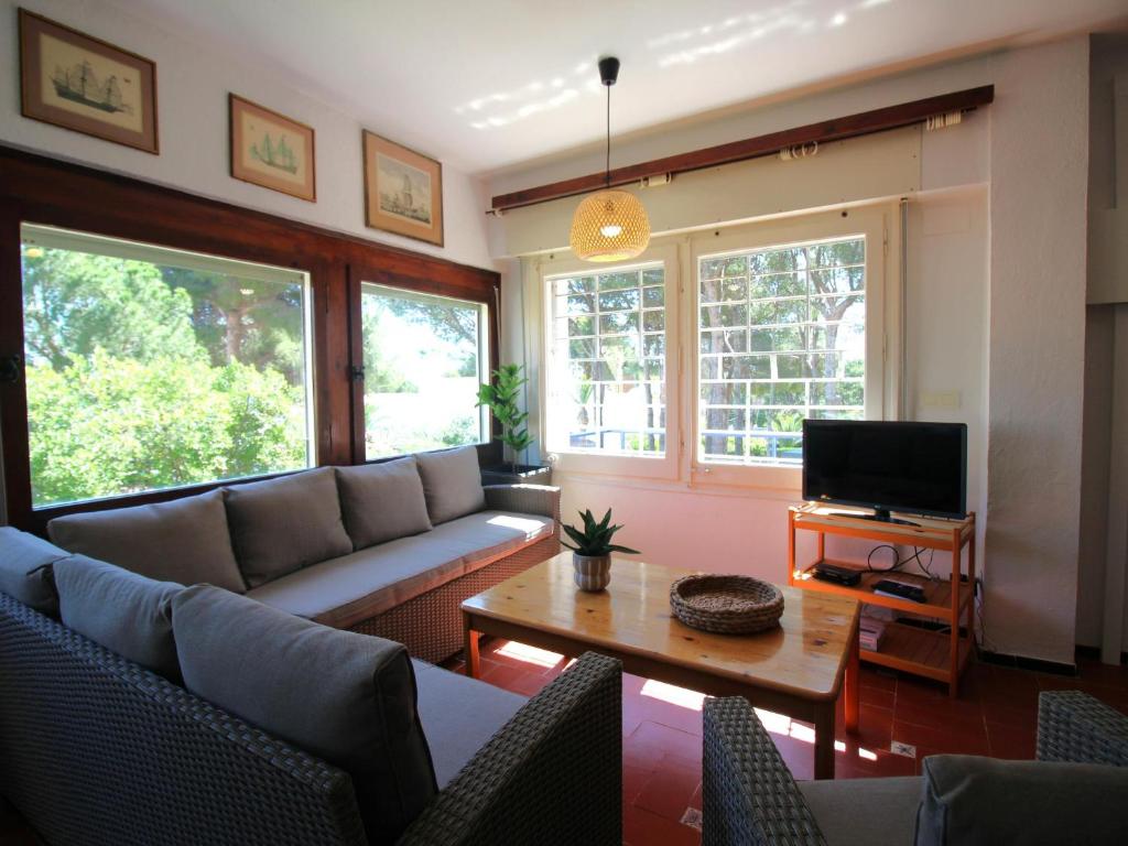 TV a/nebo společenská místnost v ubytování Gran apartamento con terraza en Fané de Baix, Llançà - ES-228-154