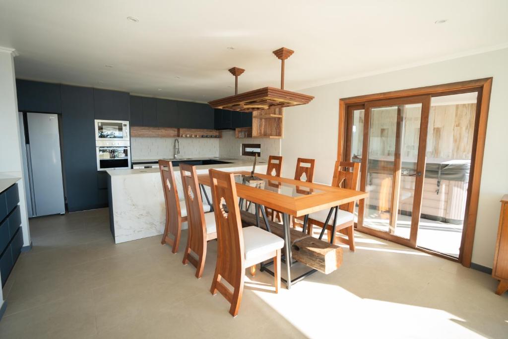 Η κουζίνα ή μικρή κουζίνα στο Lujosa casa en Playa Hermosa vista lago y volcanes