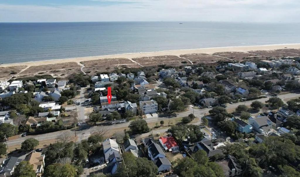 een luchtzicht op een stad naast het strand bij Beach Happy 4bedrooms-3bath steps to beach in Virginia Beach
