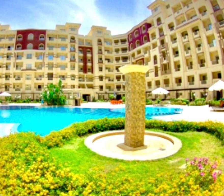 Bazén v ubytování Sunny studio with 3 swimming pools Florenza Hurghada nebo v jeho okolí
