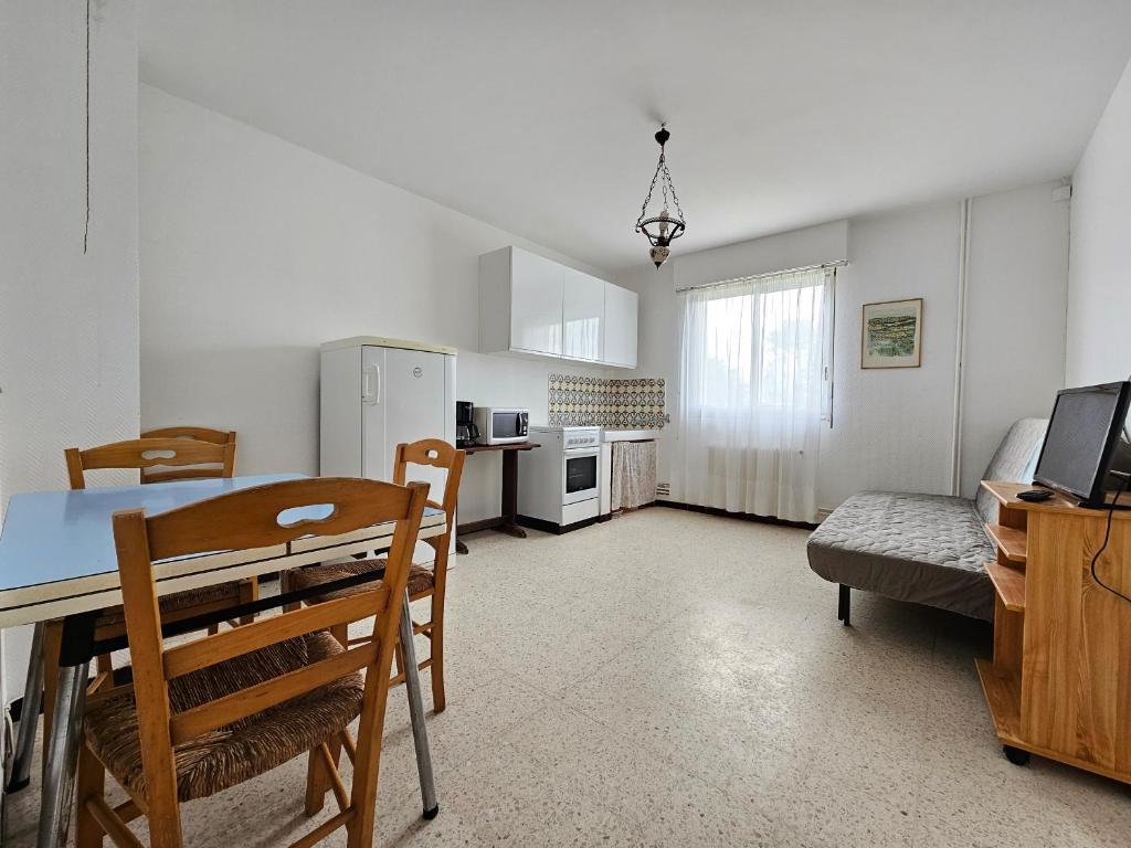 une cuisine et un salon avec une table et des chaises dans l'établissement Appartement avec Wifi près de la plage, 4 pers, animaux sur demande, La Faute-sur-Mer - FR-1-476-217, à La Faute-sur-Mer