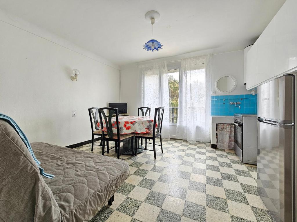une cuisine et une salle à manger avec une table et des chaises dans l'établissement Appartement 5min Plage, Balcon, Animaux OK sur Demande, Parking - La Faute-sur-Mer - FR-1-476-219, à La Faute-sur-Mer