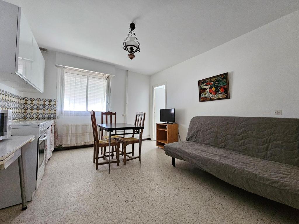 un salon avec un canapé et une table dans l'établissement Appartement Proche Plage avec Parking, Wi-Fi et Animaux Acceptés sur Demande - La Faute-sur-Mer - FR-1-476-221, à La Faute-sur-Mer