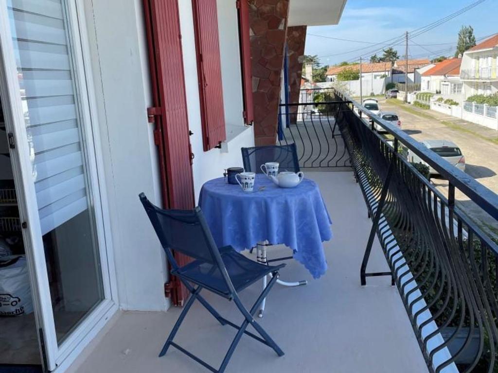 une table avec un chiffon bleu sur un balcon dans l'établissement Appartement familial à 50m de la plage - 2 chambres, balcon, animaux acceptés, parking privatif - FR-1-540-291, à Notre-Dame-de-Monts