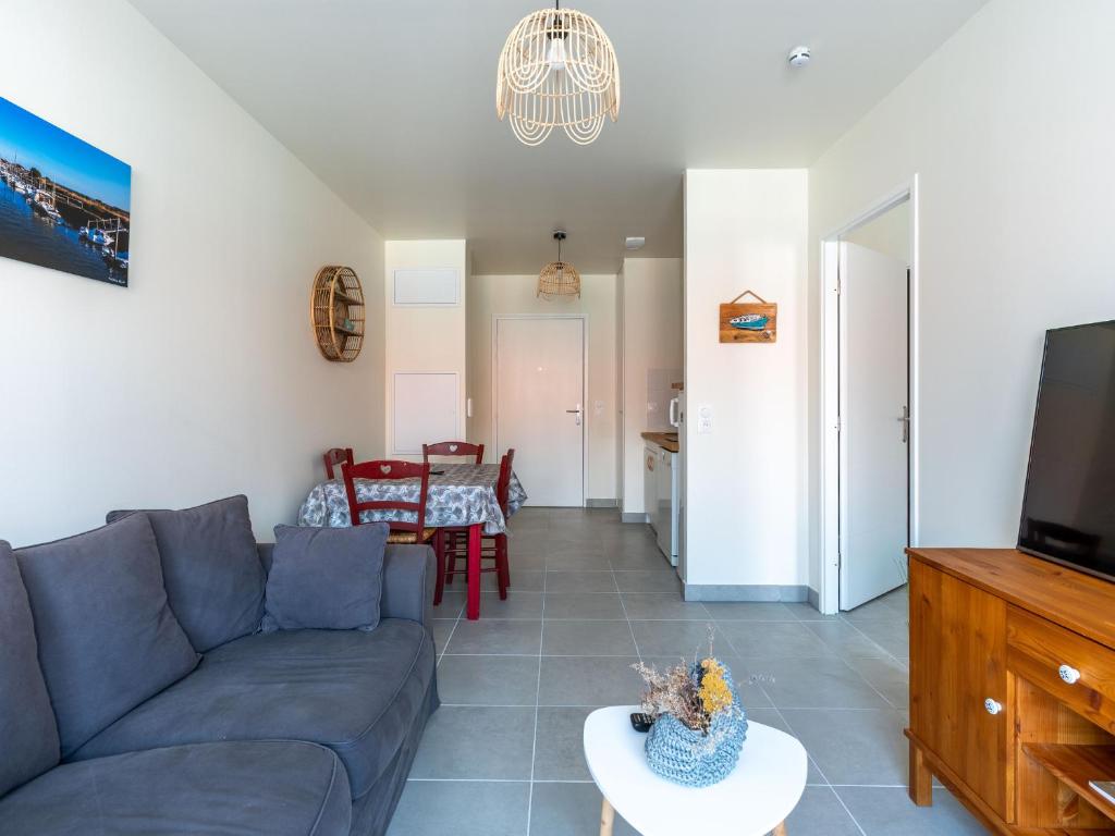un salon avec un canapé et une télévision dans l'établissement Appartement Neuf à Mimizan Plage, à 500m de l'Océan, pour 4 Personnes avec Parking Privé - FR-1-50-133, à Mimizan