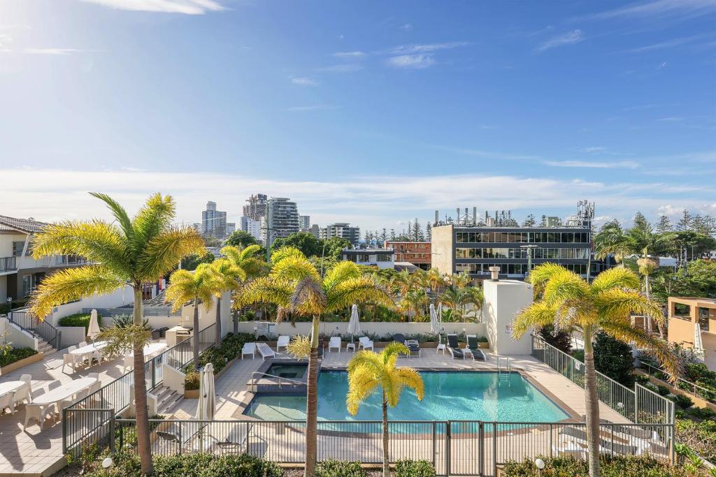 una vista dall'alto di una piscina con palme di Burleigh Beachside Retreat a Gold Coast