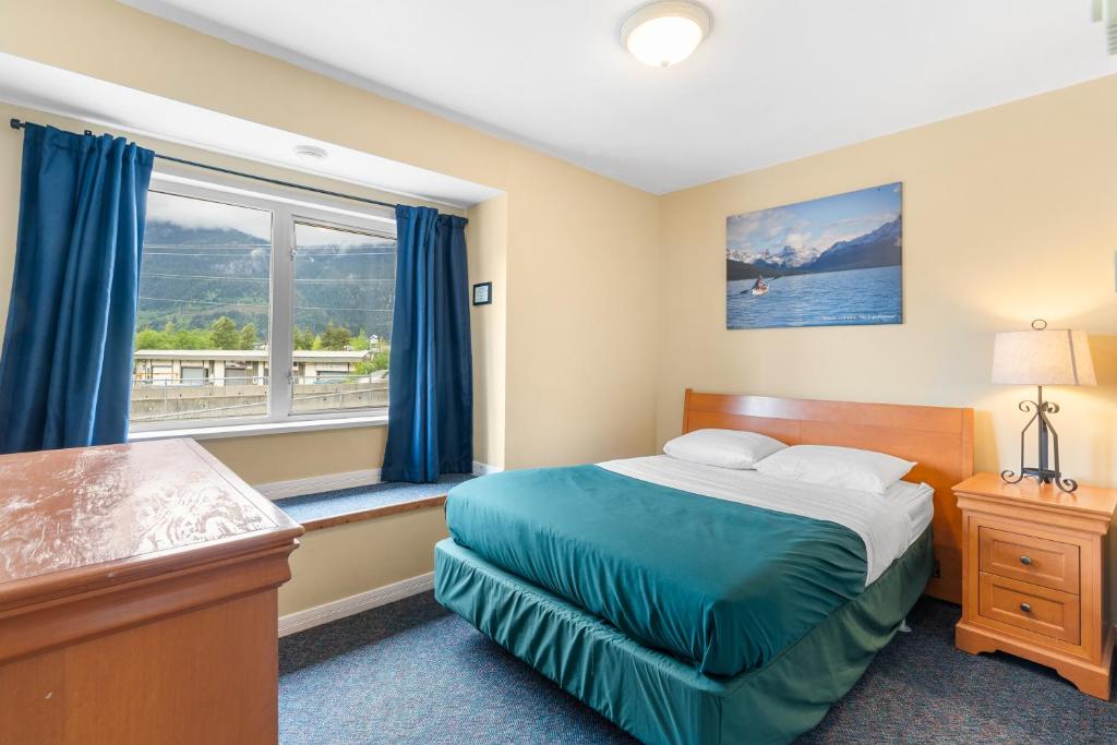 Postel nebo postele na pokoji v ubytování Squamish Adventure Inn