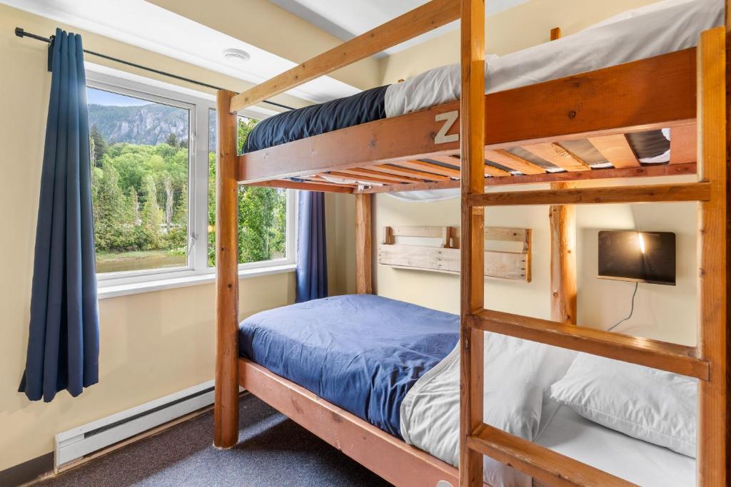 Postel nebo postele na pokoji v ubytování Squamish Adventure Inn