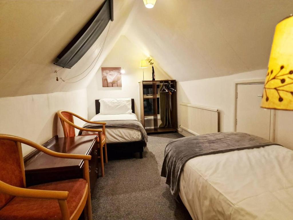 Кровать или кровати в номере Tradesmencontact Workers Inn