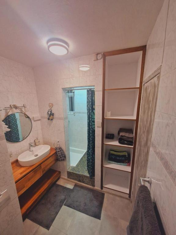 Ванная комната в Villa Bienvenue Beachfront House