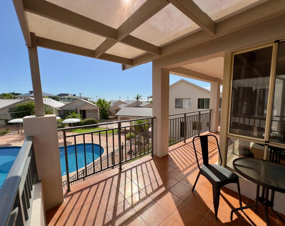 Un balcón con vista a una piscina. en Pelican Shore Villa 14 - Kalbarri WA, en Kalbarri