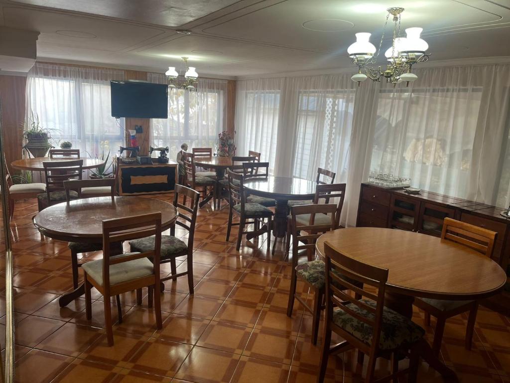 Un restaurante u otro lugar para comer en Hostal Español Coyhaique