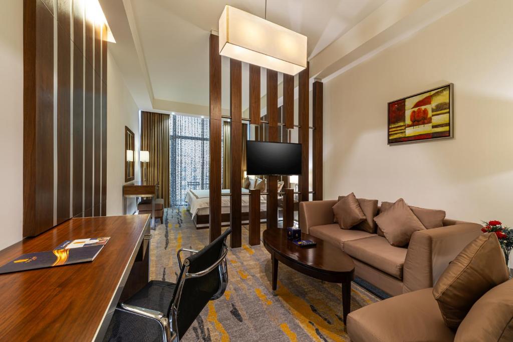 Una televisión o centro de entretenimiento en Sulaf Luxury Hotel