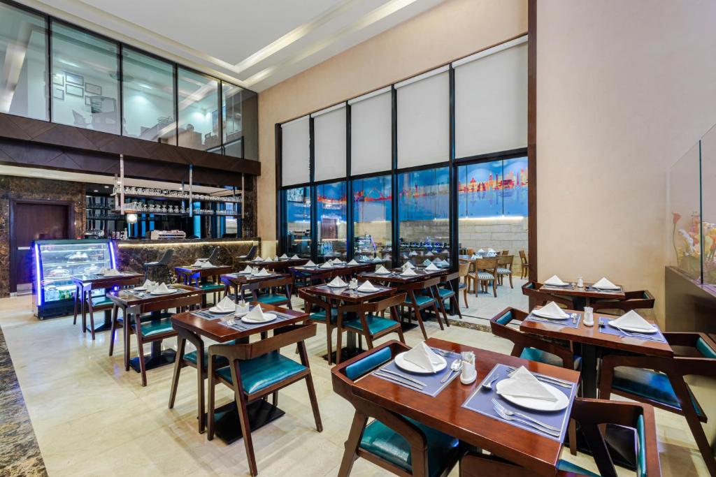 Un restaurante o sitio para comer en Sulaf Luxury Hotel