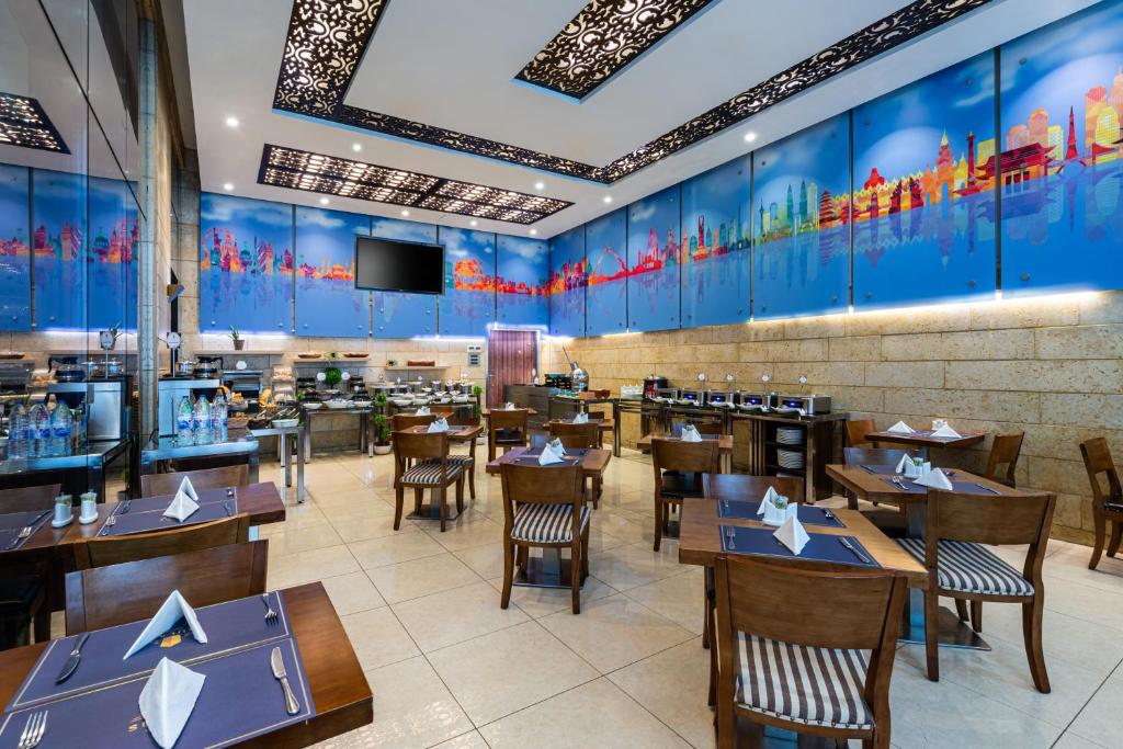 Un restaurante o sitio para comer en Sulaf Luxury Hotel