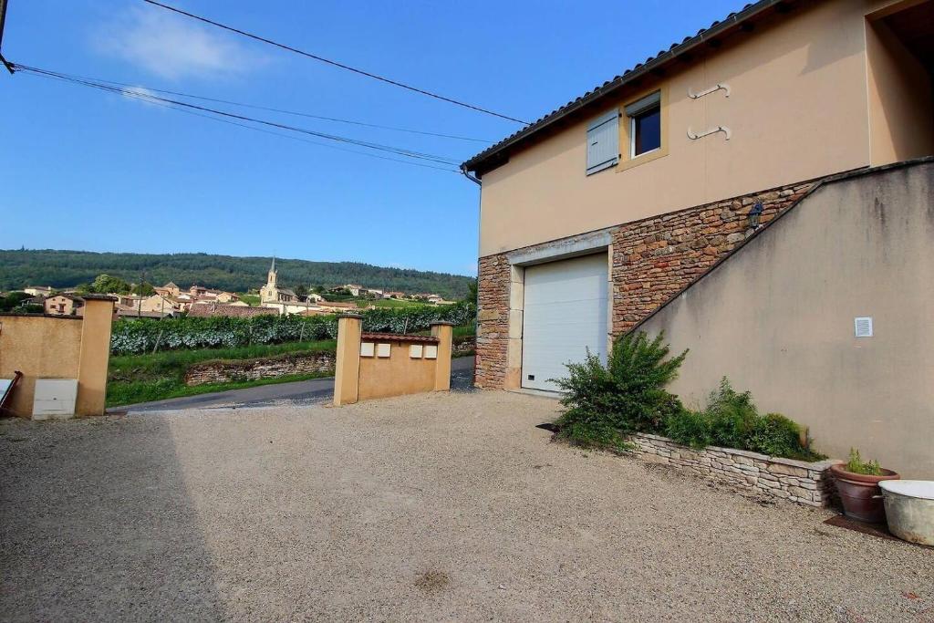 Winegrower's House In Vergisson - Housity