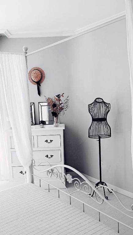 a bedroom with a bed and a dresser and a lamp at Rincón del Mar Terrazas y vistas a la Ría de Vigo in Moaña