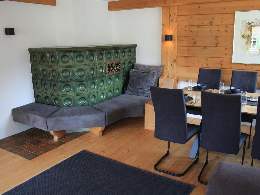 Posezení v ubytování Modern Holiday Home with Mountain View