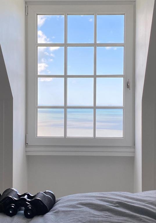 滨海图维列Magnifique cocon vue mer的一间卧室设有海景窗户