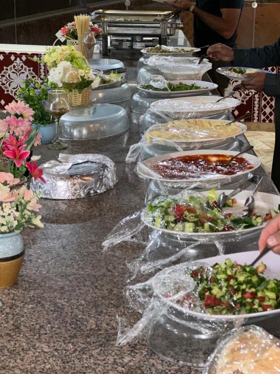 une longue table avec de nombreux plats dans l'établissement Rum desert magic, à Wadi Rum