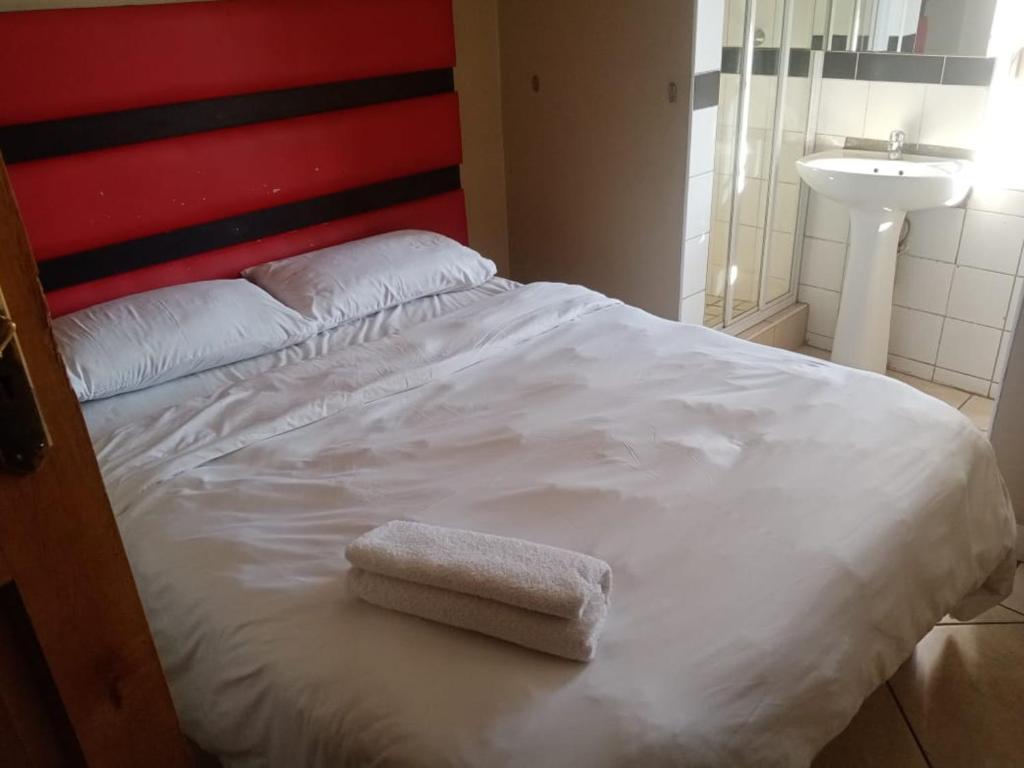Katil atau katil-katil dalam bilik di Ebony Lounge Hotel and Event Center