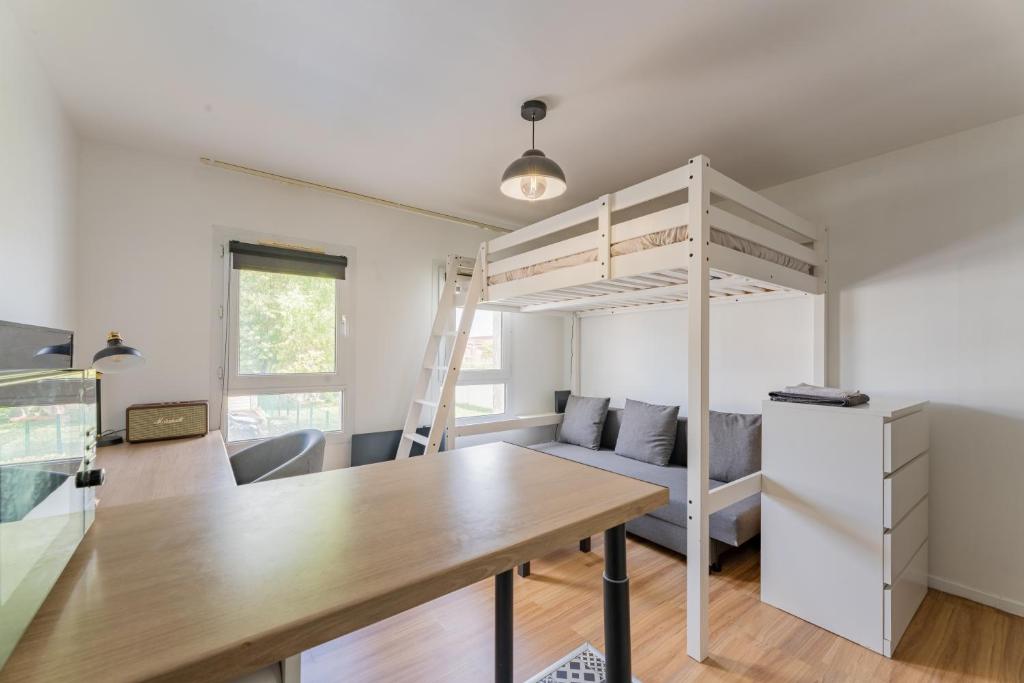 een kamer met een bureau en een hoogslaper bij Studio Confortable avec Parking gratuit dans la rue - Quelques pas de la gare, cuisine, WIFI in Arras