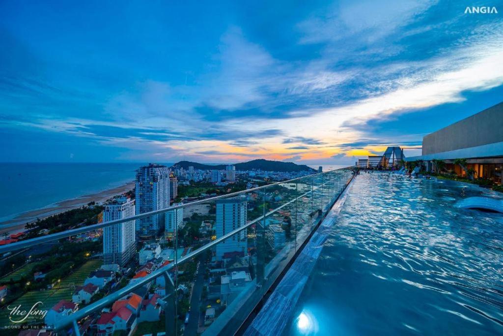 - un balcon offrant une vue sur la ville dans l'établissement The Sóng Apartment 5 Start - Windy's Home, à Vung Tau