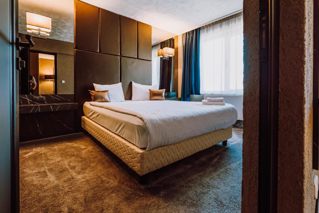 a bedroom with a large bed in a room at HOTEL CIAO in Târgu-Mureş