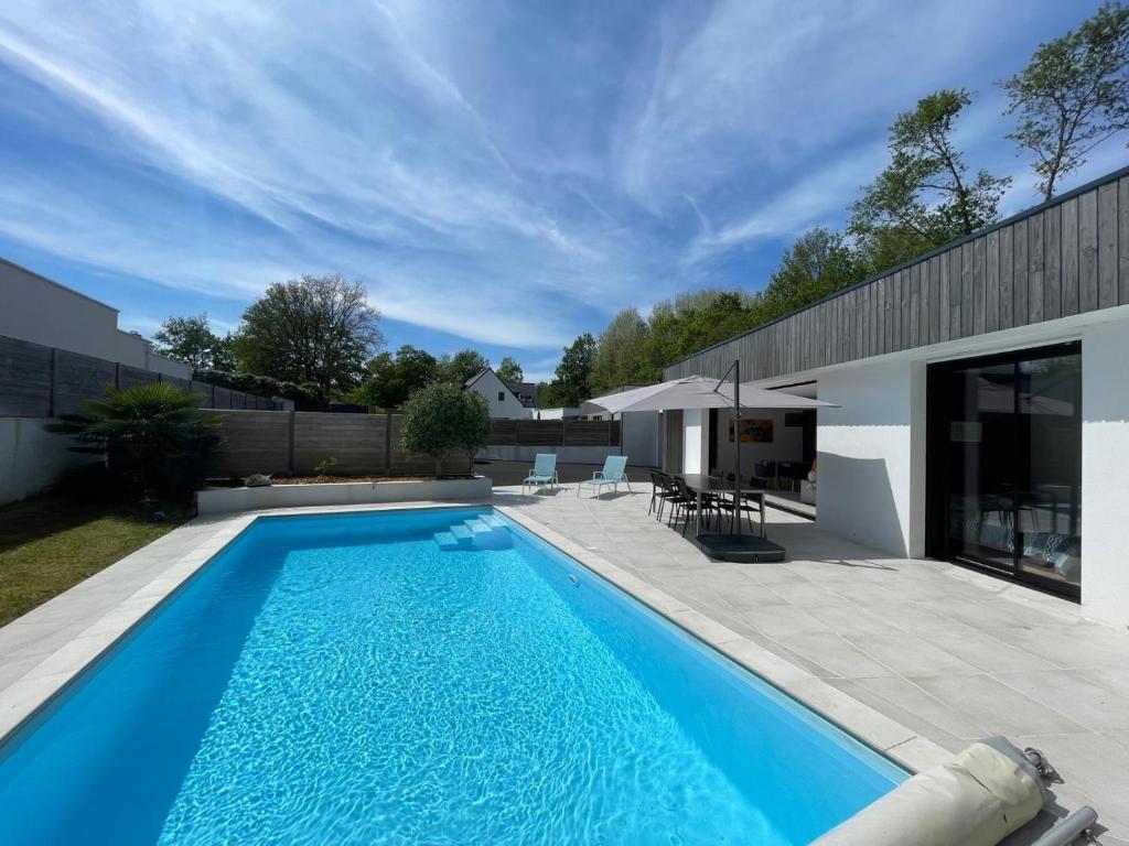 - une piscine dans l'arrière-cour d'une maison dans l'établissement Villa Gavrinis, à Ploemel