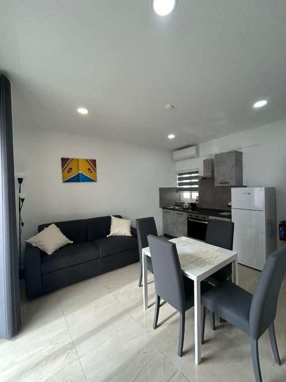 Kuchyň nebo kuchyňský kout v ubytování Seaview Setters Studio Apartments