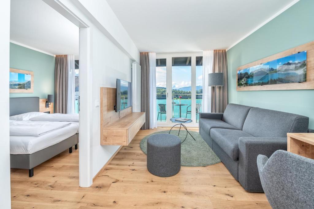Postel nebo postele na pokoji v ubytování AllgäuStern Hotel